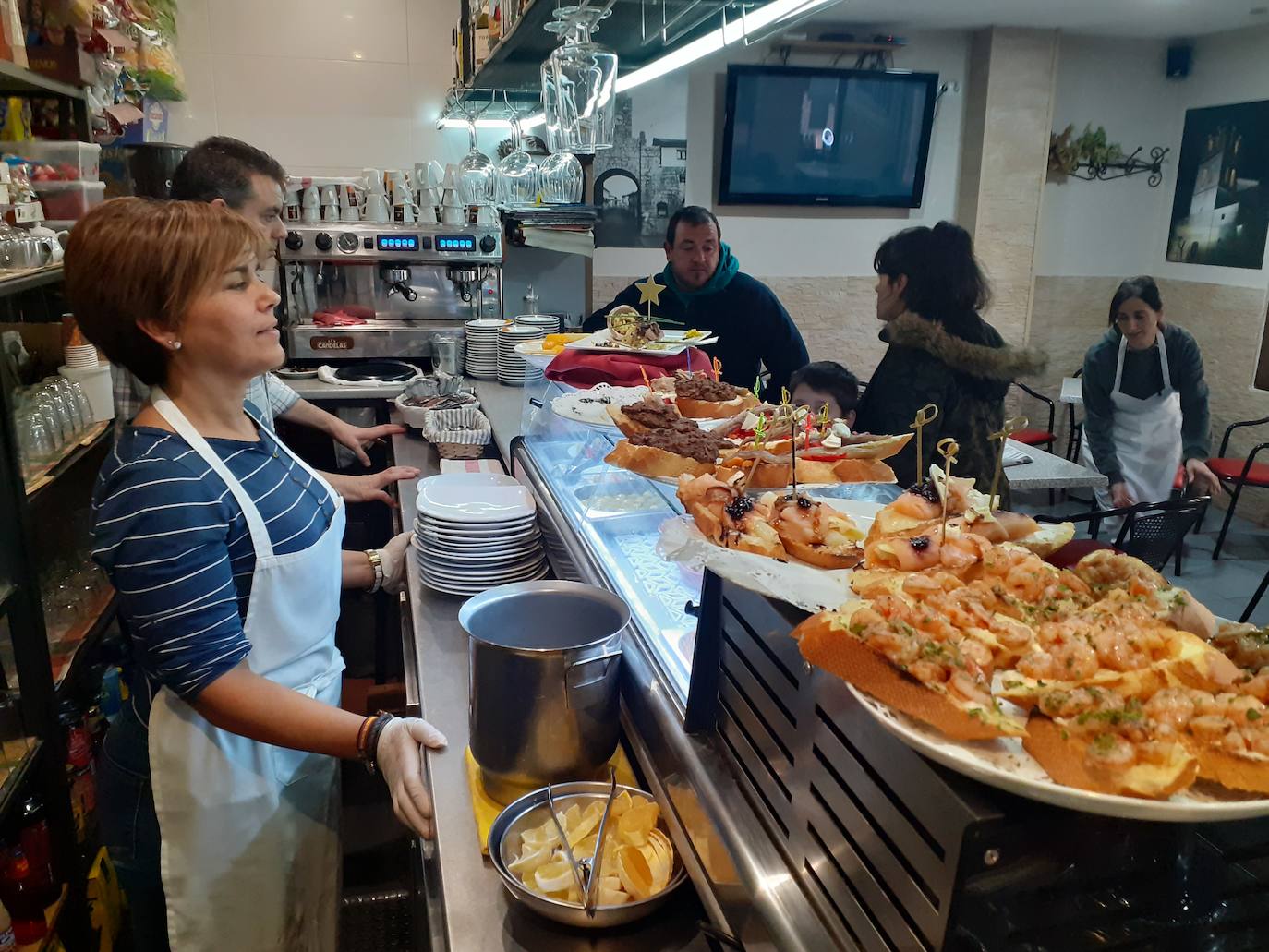 Vecinos y visitantes disfrutan de los pinchos del concurso de Villabrágima durante este fin de semana. 