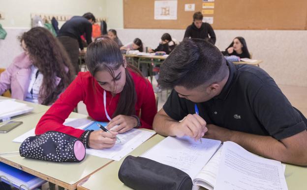 Samara y Fernando, dos jóvenes participantes en el programa de apoyo escolar Promociona. 