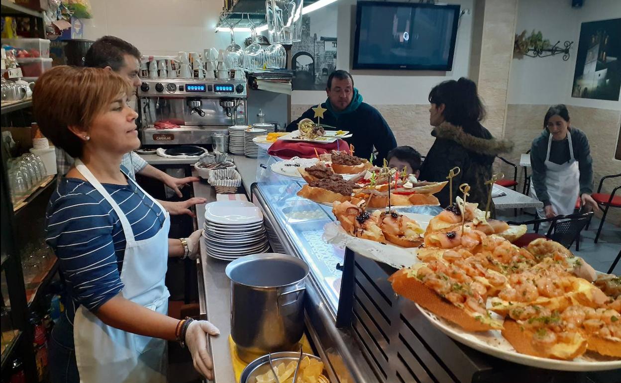 Vecinos y visitantes disfrutan de los pinchos del concurso de Villabrágima durante este fin de semana. 
