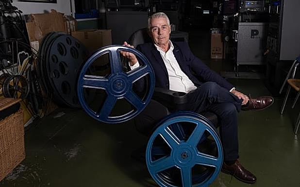 Francisco Heras posa en una de las dependencias de sus cine Broadway de Valladolid.