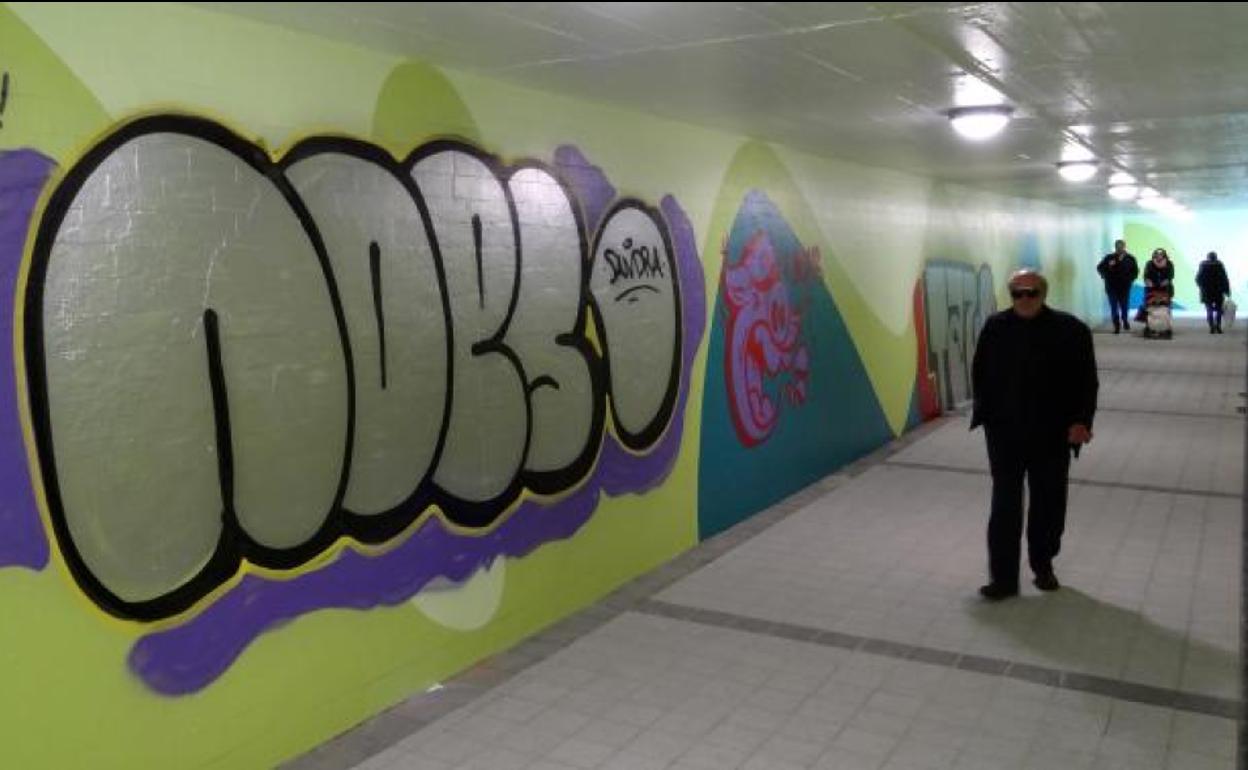 Las pintadas, realizadas de madrugada, afean el túnel peatonal de San Isidro a las pocas horas de su inauguración.