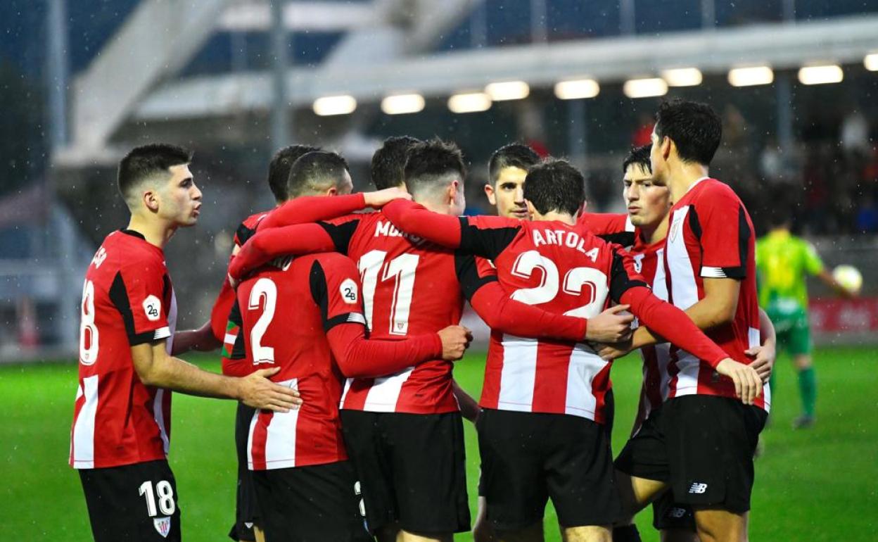 Los jugadores del Athletic celebran uno de los goles ante Unionistas. 