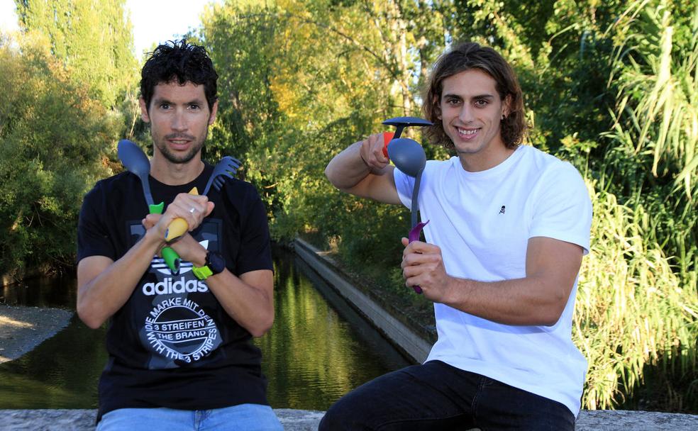 El atleta Javi Guerra y el piragüista David Llorente posan con utensilios de cocina en la Alameda del Parral junto al río Eresma. 