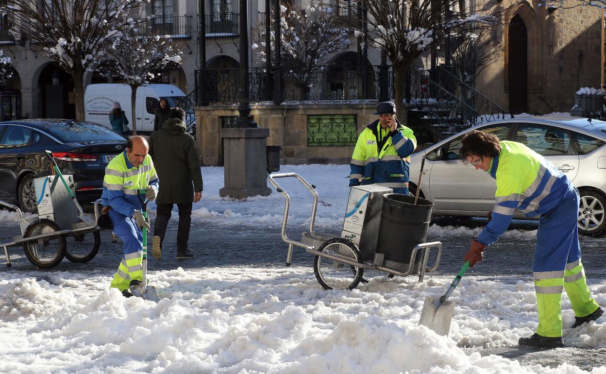 Operarios recogen la nieve de la Plaza Mayor hace dos años. 