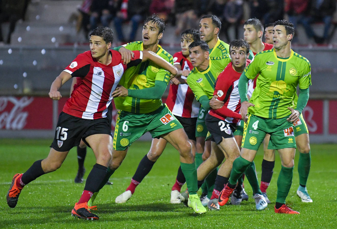 Una acción del partido entre el Bilbao Athletic y Unionistas de este pasado sábado. 