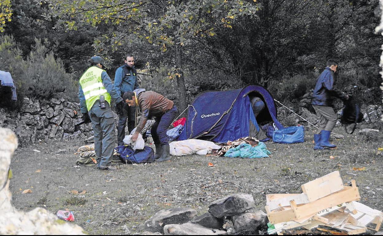 Registro de tiendas y enseres en el campamento ilegal. 