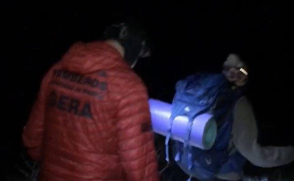 Un efectivo del GECA, en pleno rescate. 