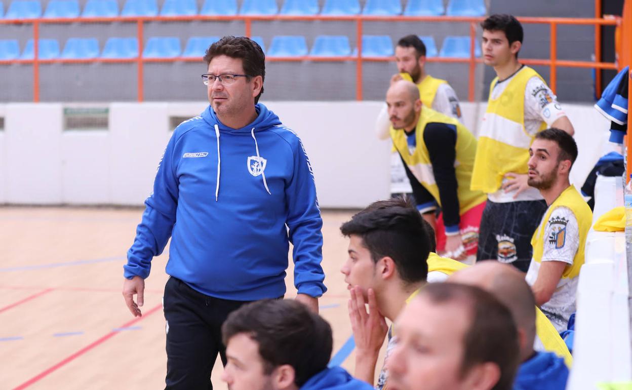 Tomás de Dios sigue un partido de los suyos en la banda. 