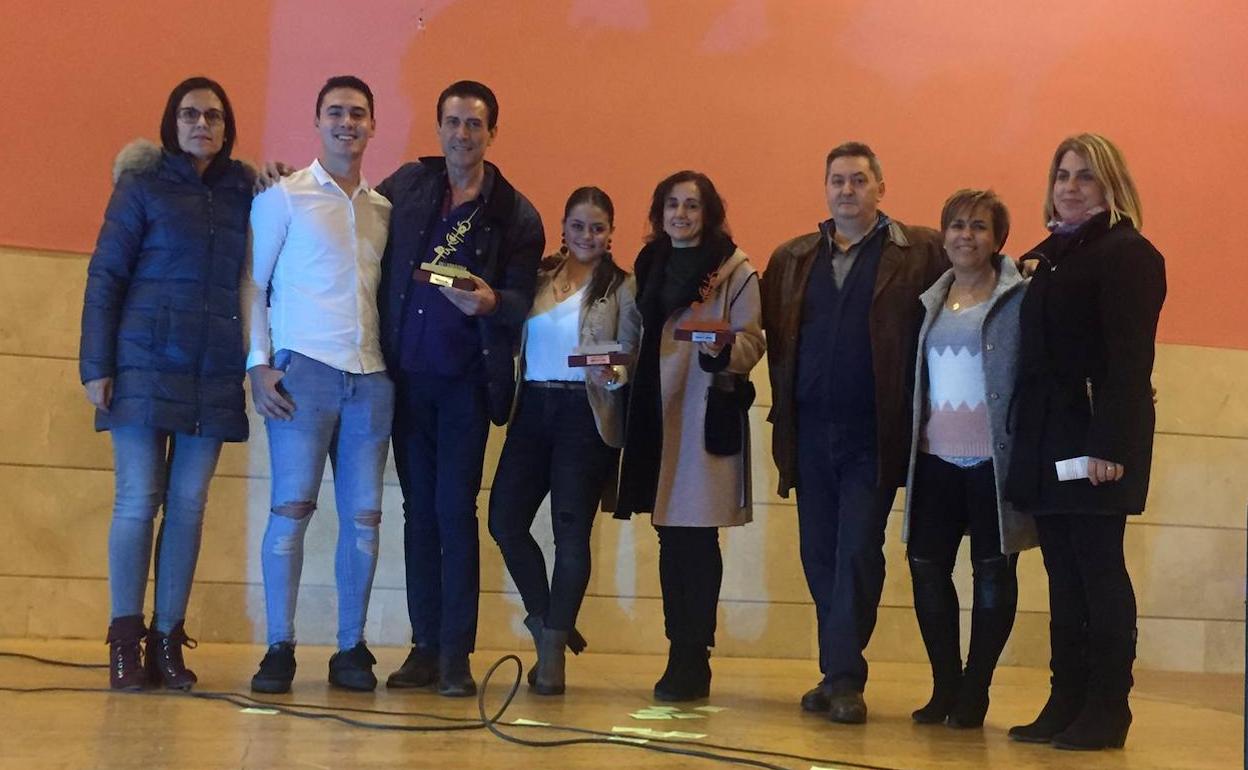 La alcaldesa con los ganadores del concurso. 