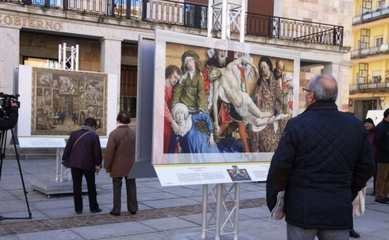 Visitantes en la exposición en la plaza de la Constitución de Zamora.