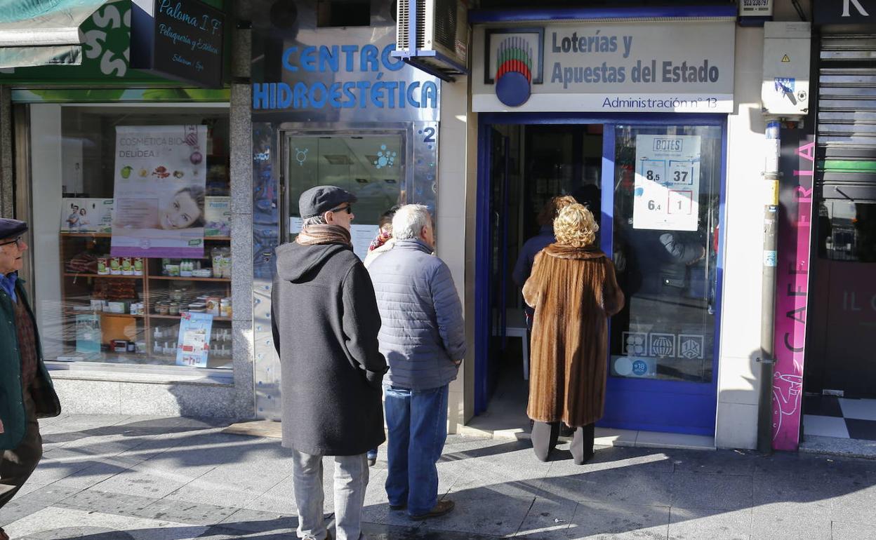 Colas en una administración de Loteria de la capital salmantina.