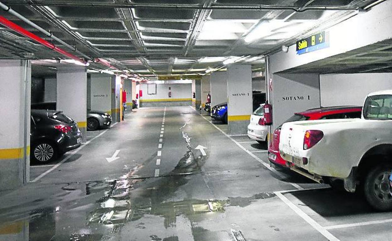 Coches aparcados en el 'parking' José Zorrilla. 