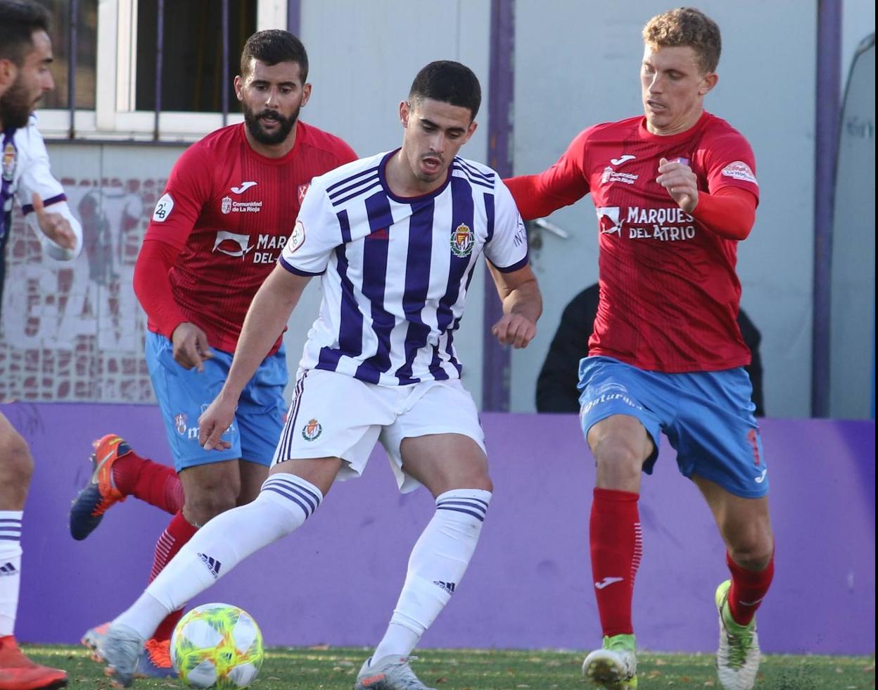 Miguel De la Fuente golpea la pelota en el choque ante el Calahorra del pasado fin de semana. 