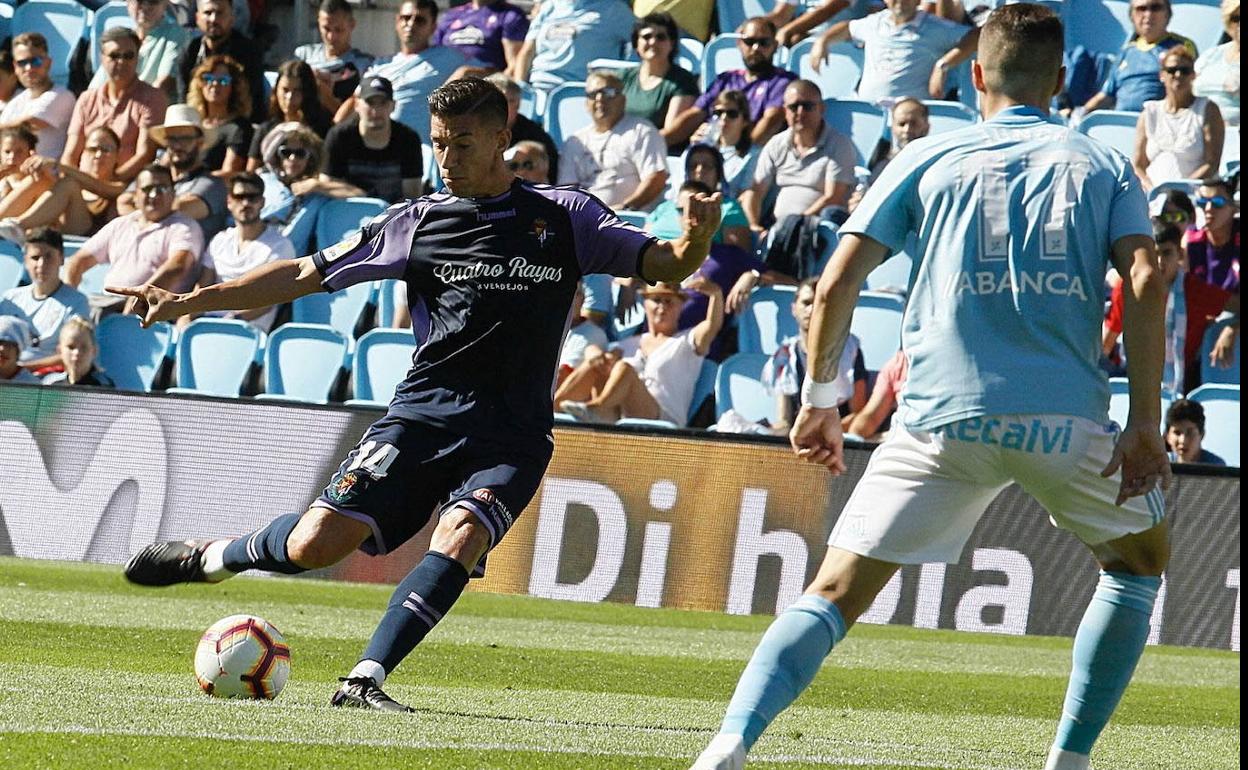 Alcaraz intenta un disparo en el Celta-Real Valladolid del curso pasado, el último partido que árbitro Prieto Iglesias al Pucela. 