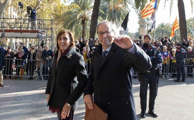 Quim Torra, acompañado de su mujer, a su salida del Tribunal Superior de Justicia de Cataluña. 