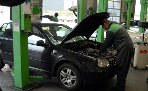 Intervención de un mecánico en un taller de automóviles. 