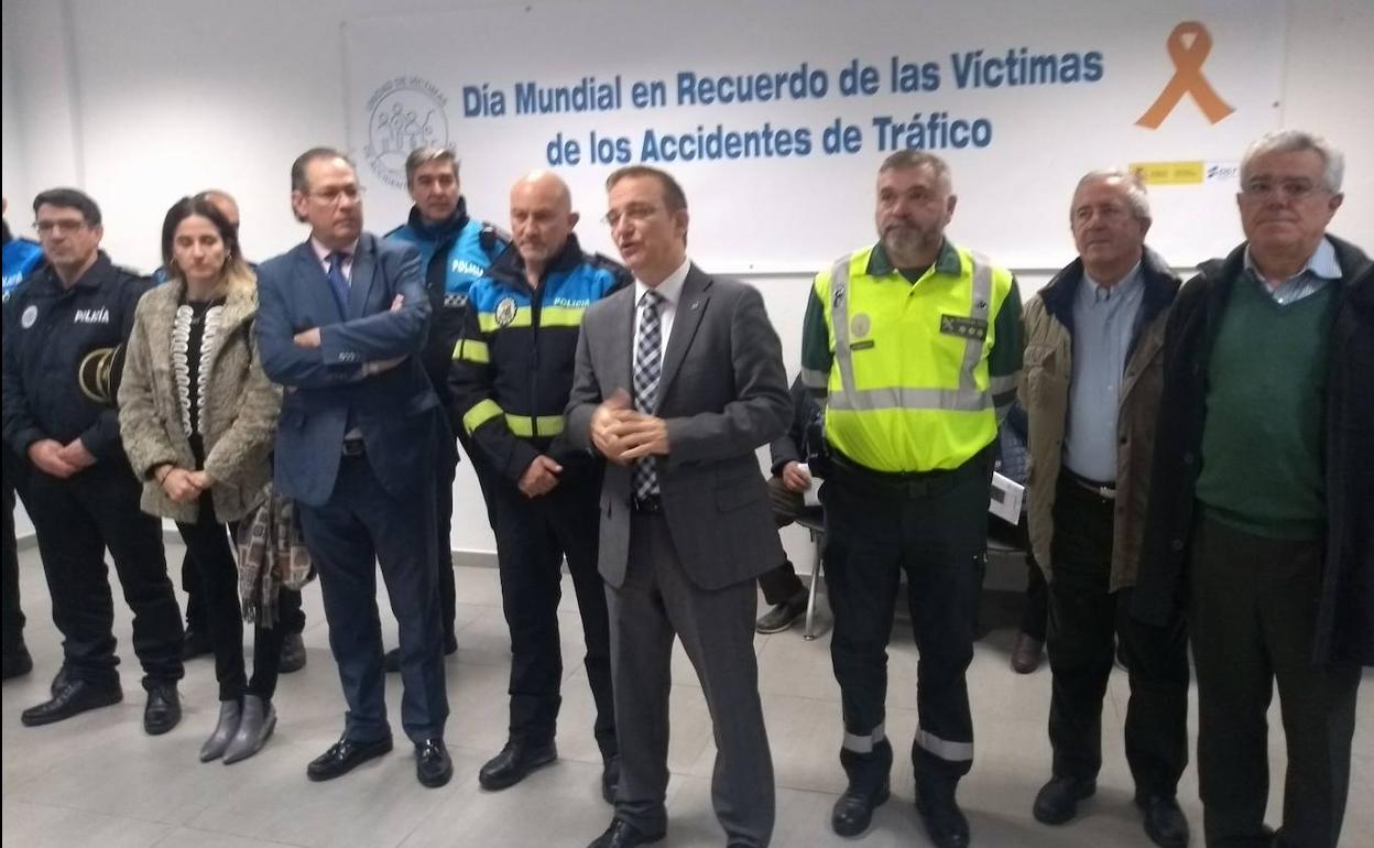 Un momento del minuto de silencio que se celebró ayer en la Jefatura Provincial de Tráfico. 