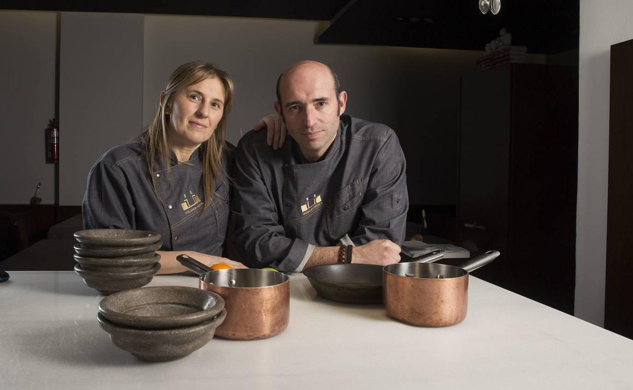 El matrimonio formado por los cocineros Yolanda León y Juan José Pérez, propietarios del restaurante Cocinandos de León. 