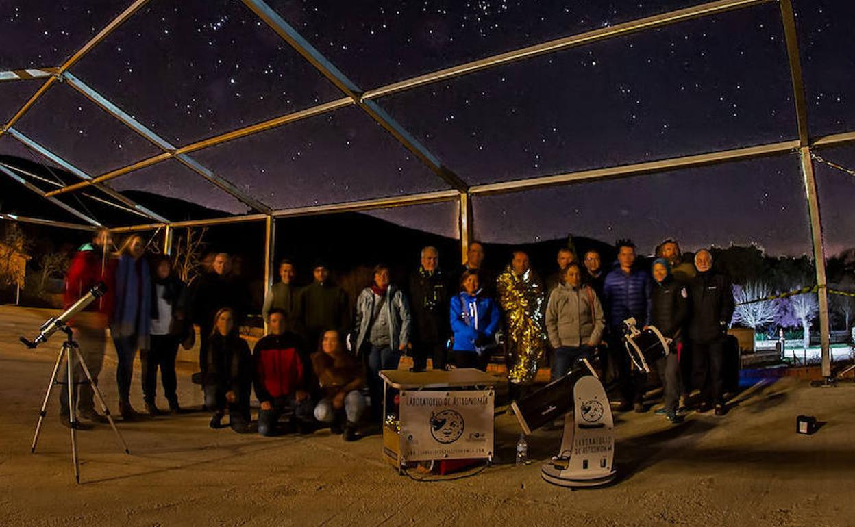 Grupo participante en una actividad de astroturismo en un pueblo de la provincia.