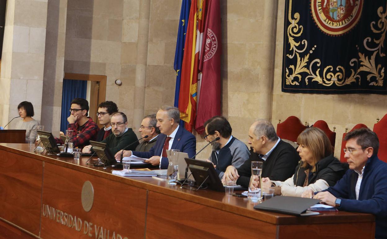 El rector, Antonio Largo, preside el claustro de la Universidad de Valladolid. 