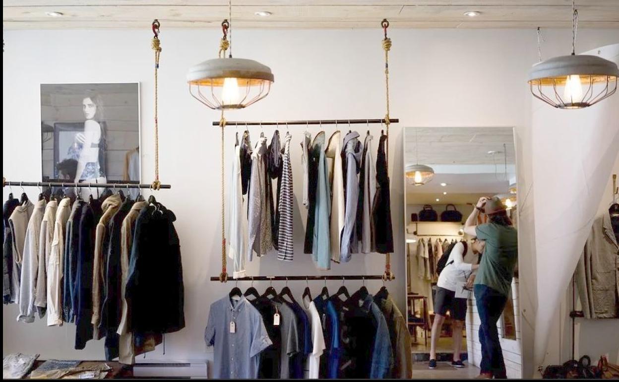 Imagen de un comercio abierto al público.