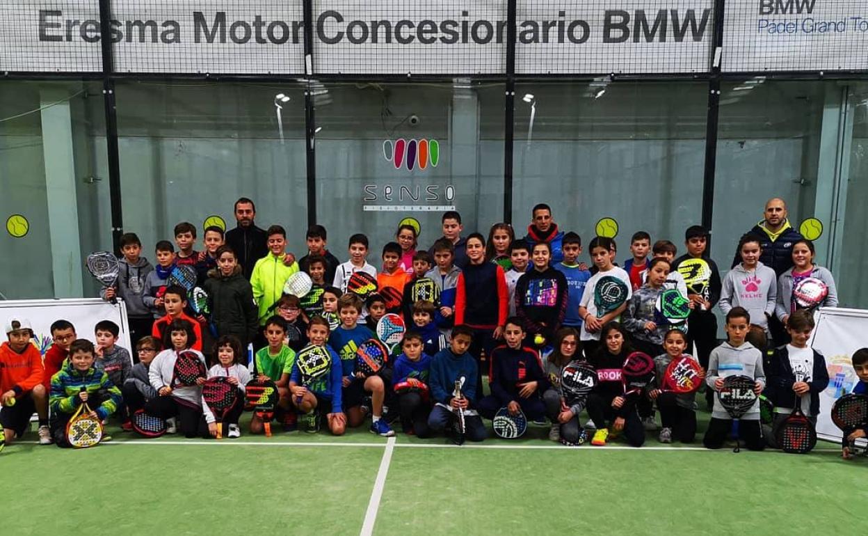 Un grupo de jóvenes escolares posan durante esta primera concentración de pádel.