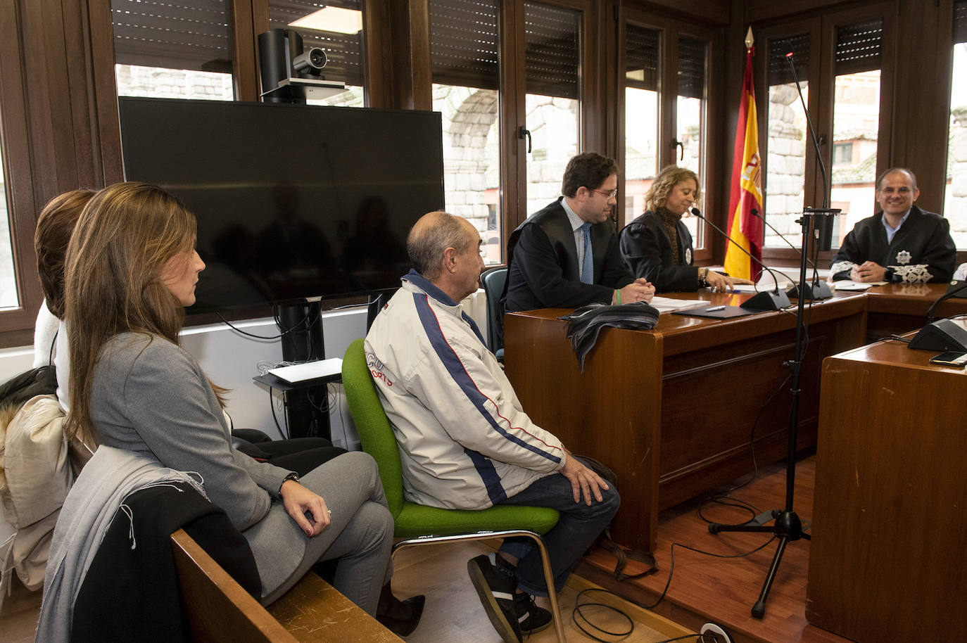 Raquel Sanz, viuda de Víctor Barrio, al lado del acusado durante el juicio.