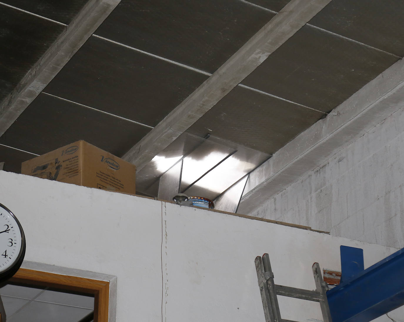 Agujero realizado en el techo de Cristalerías Arce. 