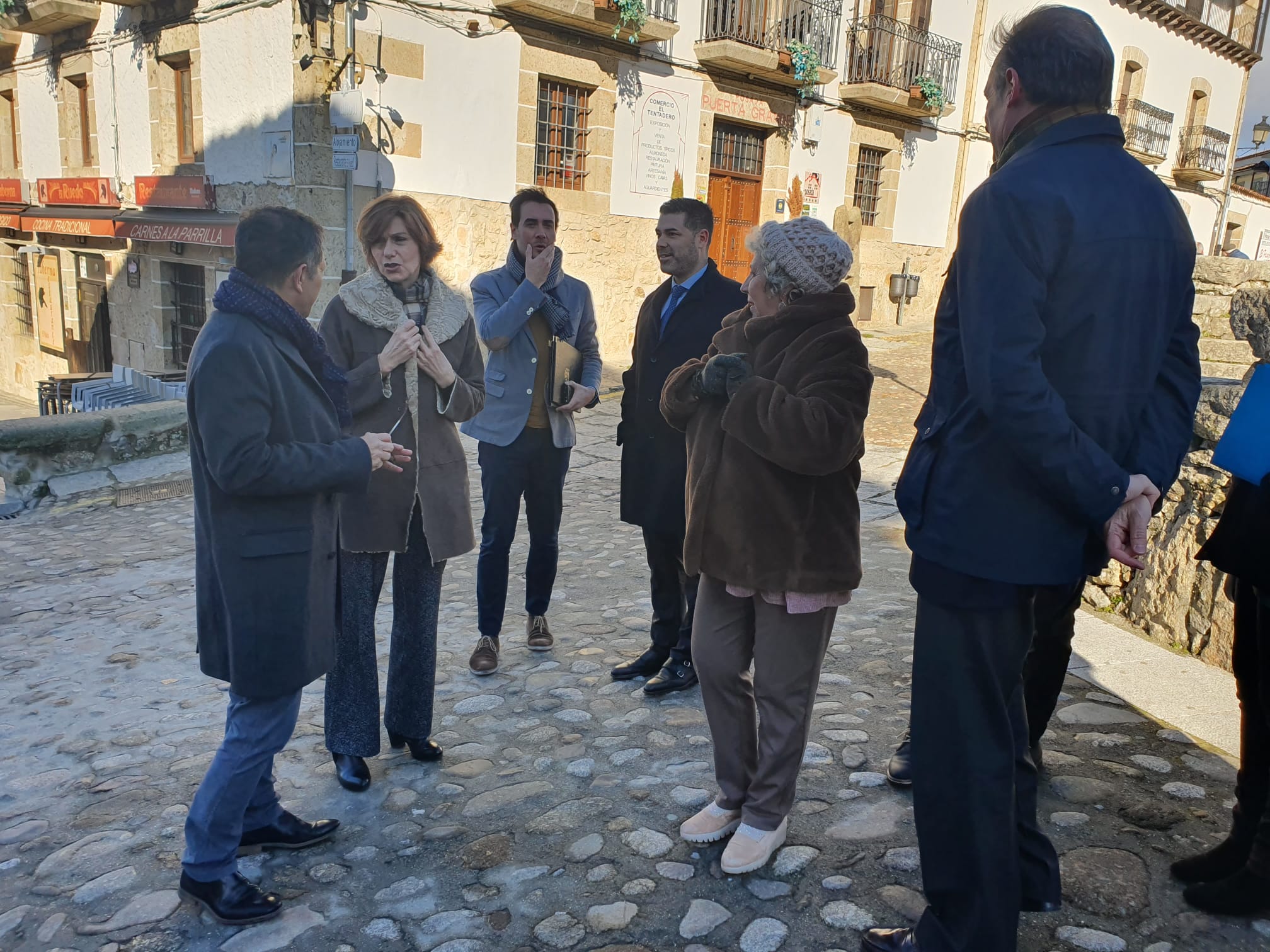 La secretaria de Estado de Turismo, Isabel Oliver, visitó ayer Candelario (y más tarde Mogarraz y La Alberca) para firmar un convenio de colaboración con la Asociación de Los Pueblos más Bonitos de España, representada por su presidente, Francisco Mestre