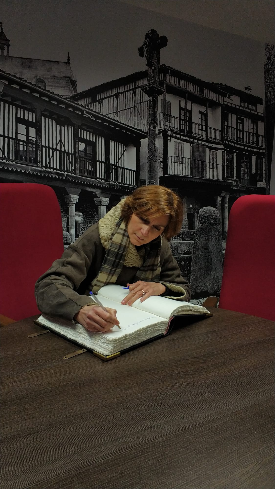 La secretaria de Estado de Turismo, Isabel Oliver, visitó ayer Candelario (y más tarde Mogarraz y La Alberca) para firmar un convenio de colaboración con la Asociación de Los Pueblos más Bonitos de España, representada por su presidente, Francisco Mestre