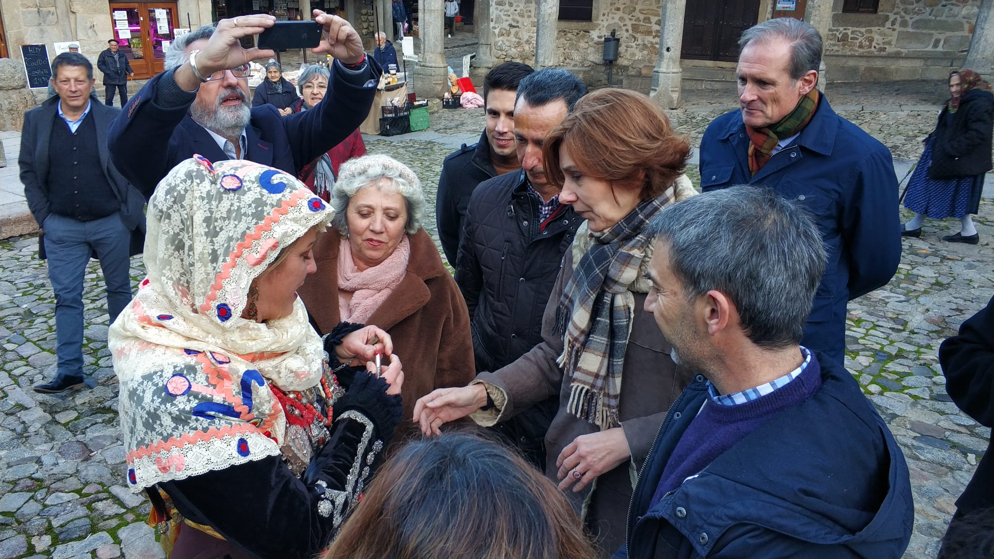 La secretaria de Estado de Turismo, Isabel Oliver, visitó ayer Candelario (y más tarde Mogarraz y La Alberca) para firmar un convenio de colaboración con la Asociación de Los Pueblos más Bonitos de España, representada por su presidente, Francisco Mestre