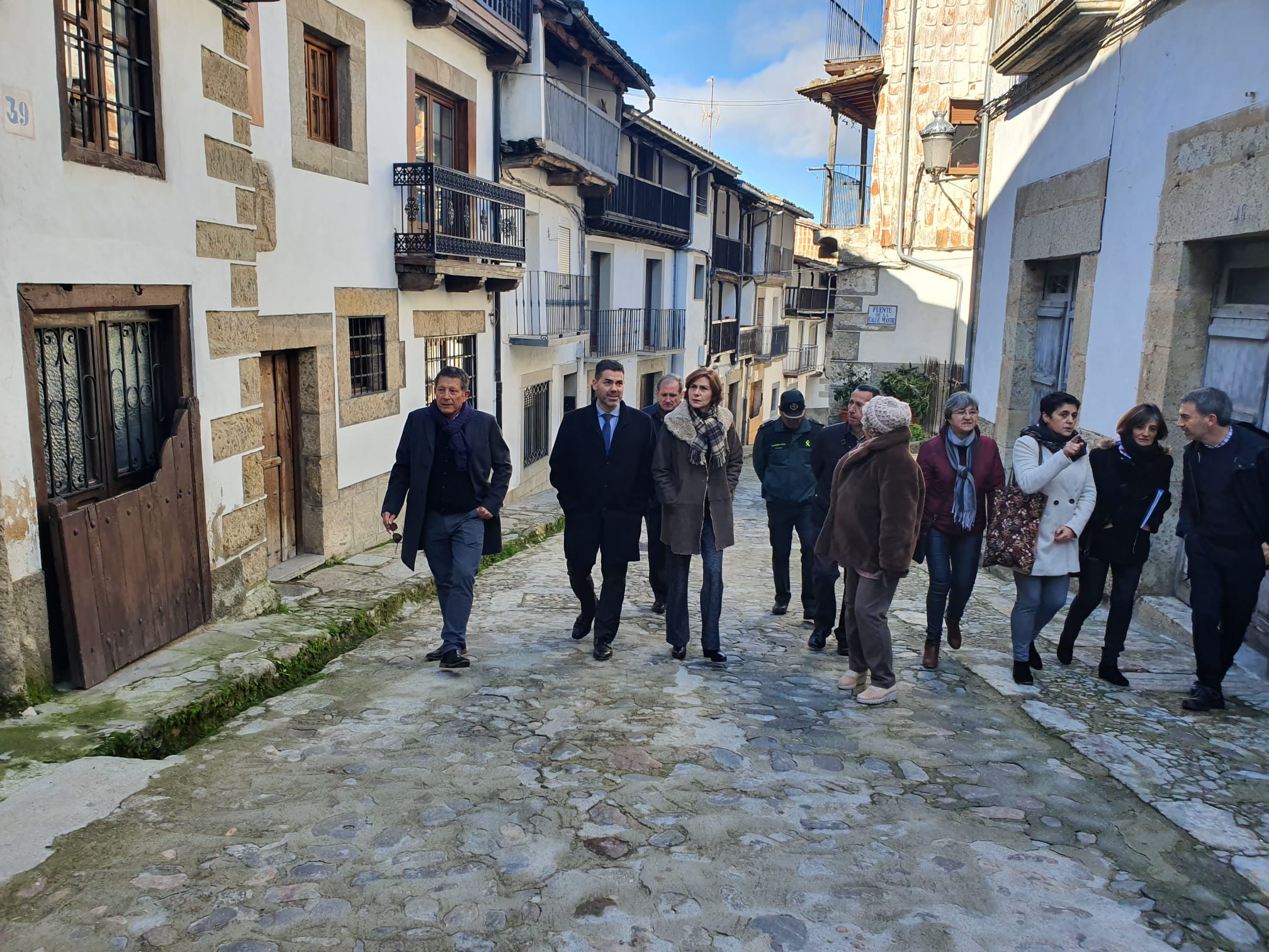 La secretaria de Estado de Turismo, Isabel Oliver, visitó ayer Candelario (y más tarde Mogarraz y La Alberca) para firmar un convenio de colaboración con la Asociación de Los Pueblos más Bonitos de España, representada por su presidente, Francisco Mestre