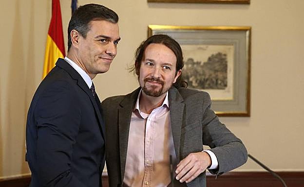 Sánchez e Iglesias, tras la firma. 