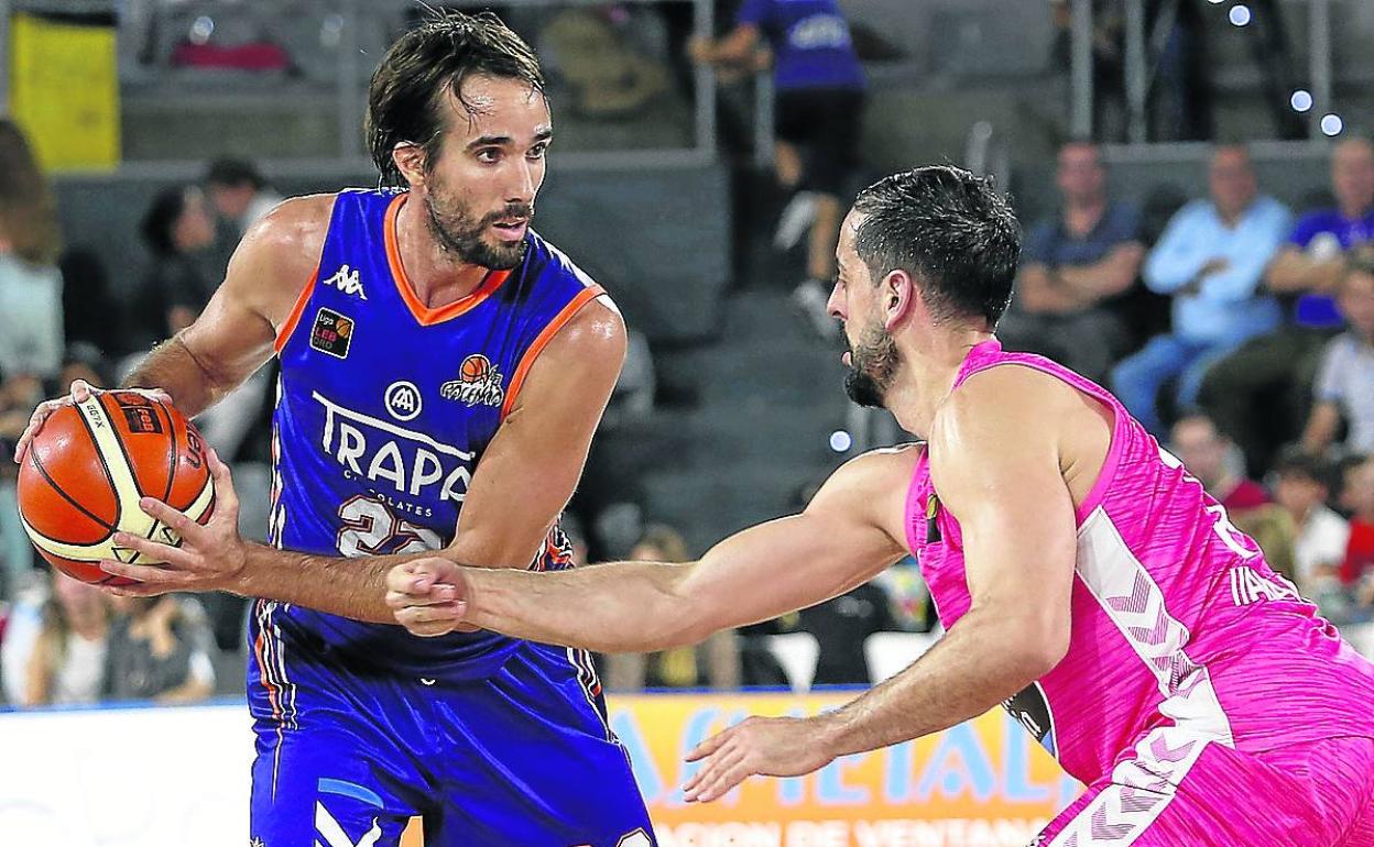 Jordi Grimau busca el pase, en el partido disputado en el Pabellón Municipal ante el Breogán.