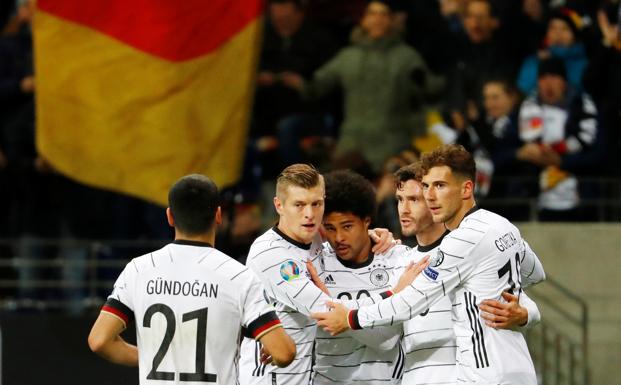 Los jugadores alemanes celebra uno de los goles de Gnabry.