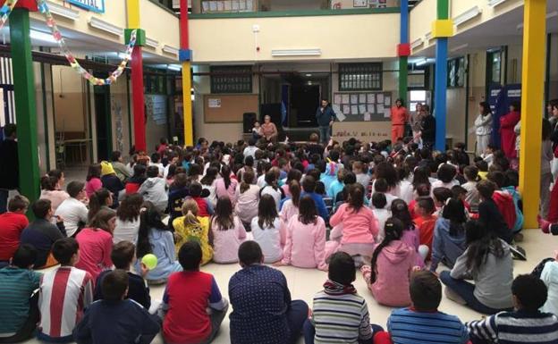 Alumnos y alumnas de un colegio de Mora, Toledo, celebrando el Día del Pijama.