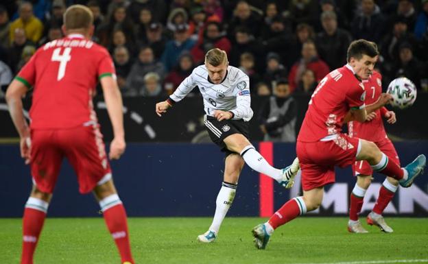 Toni Kroos sigue llevando el bastón de mando en la 'Mannschaft'. 