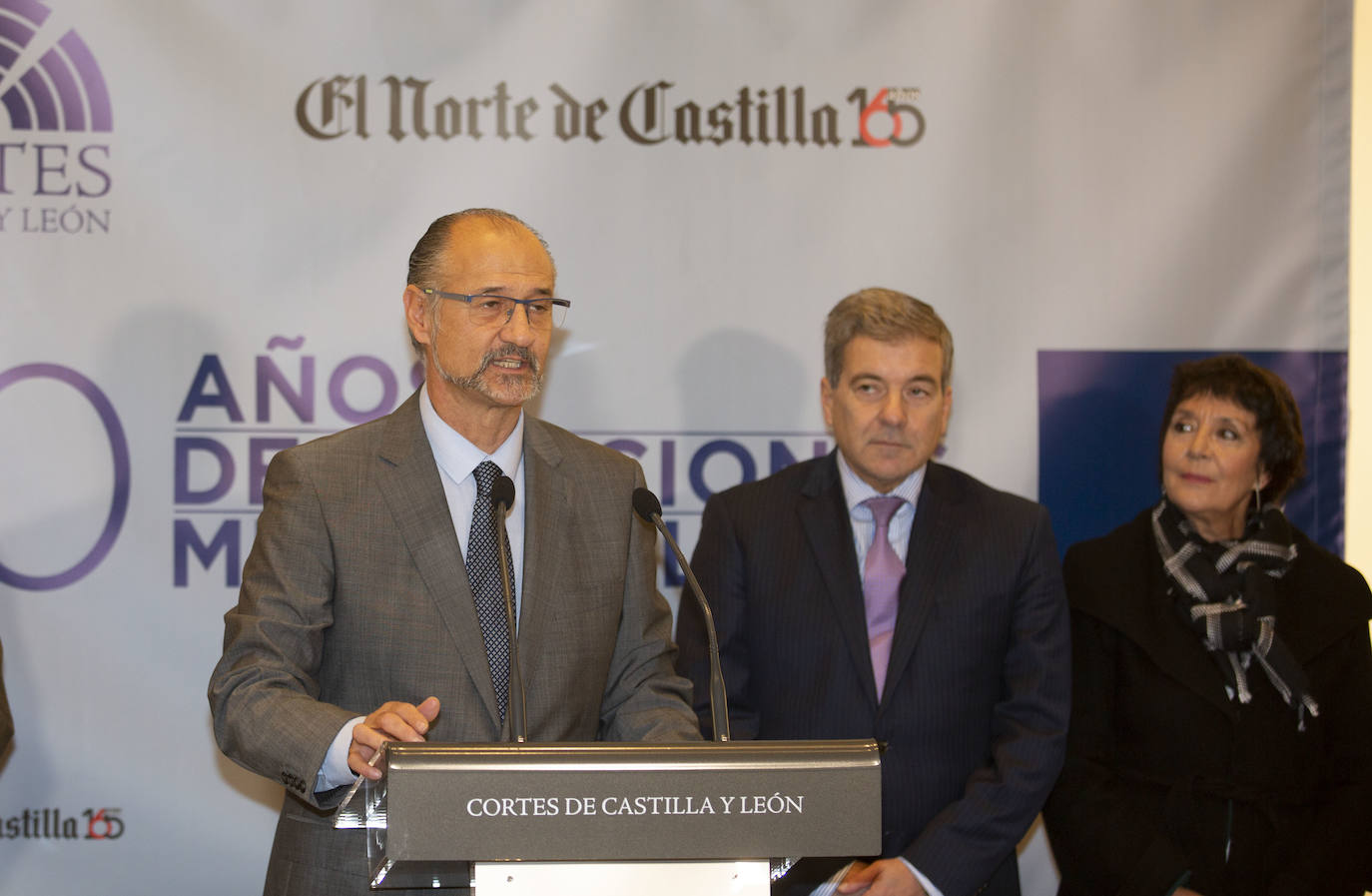 Las Cortes de Castilla y León y El Norte de Castilla reúnen en una exposición, a partir de la completa hemeroteca del diario decano de la prensa española, los hitos de los 11 comicios locales desde 1979