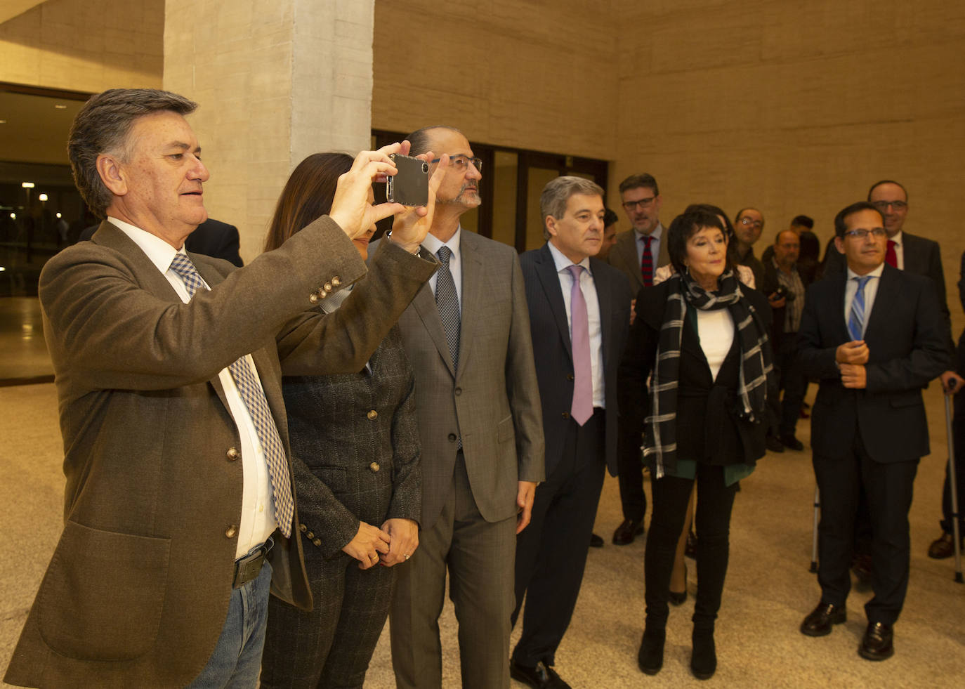 Las Cortes de Castilla y León y El Norte de Castilla reúnen en una exposición, a partir de la completa hemeroteca del diario decano de la prensa española, los hitos de los 11 comicios locales desde 1979