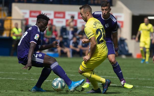 Ontiveros quiebra a Salisu antes de hacer el segundo del Villarreal ante el Pucela.