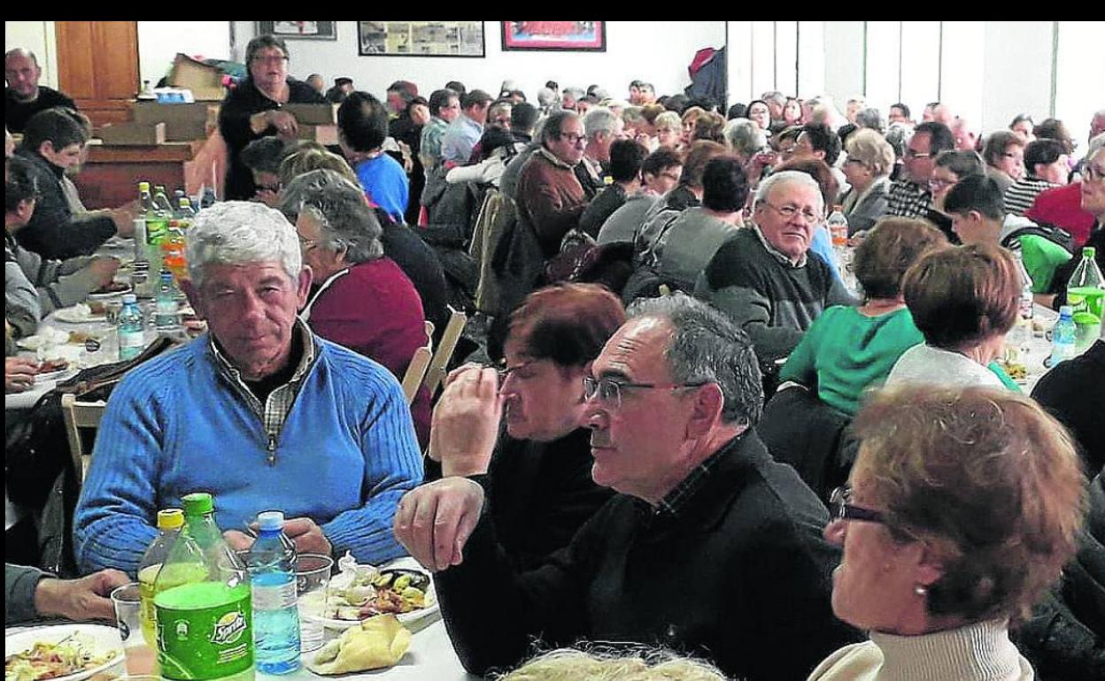 Asistentes a la comida en el pabellón cubierto. 