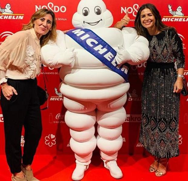 Nuria Roca posa junto a su representante y amiga Carmen Sebastiá.