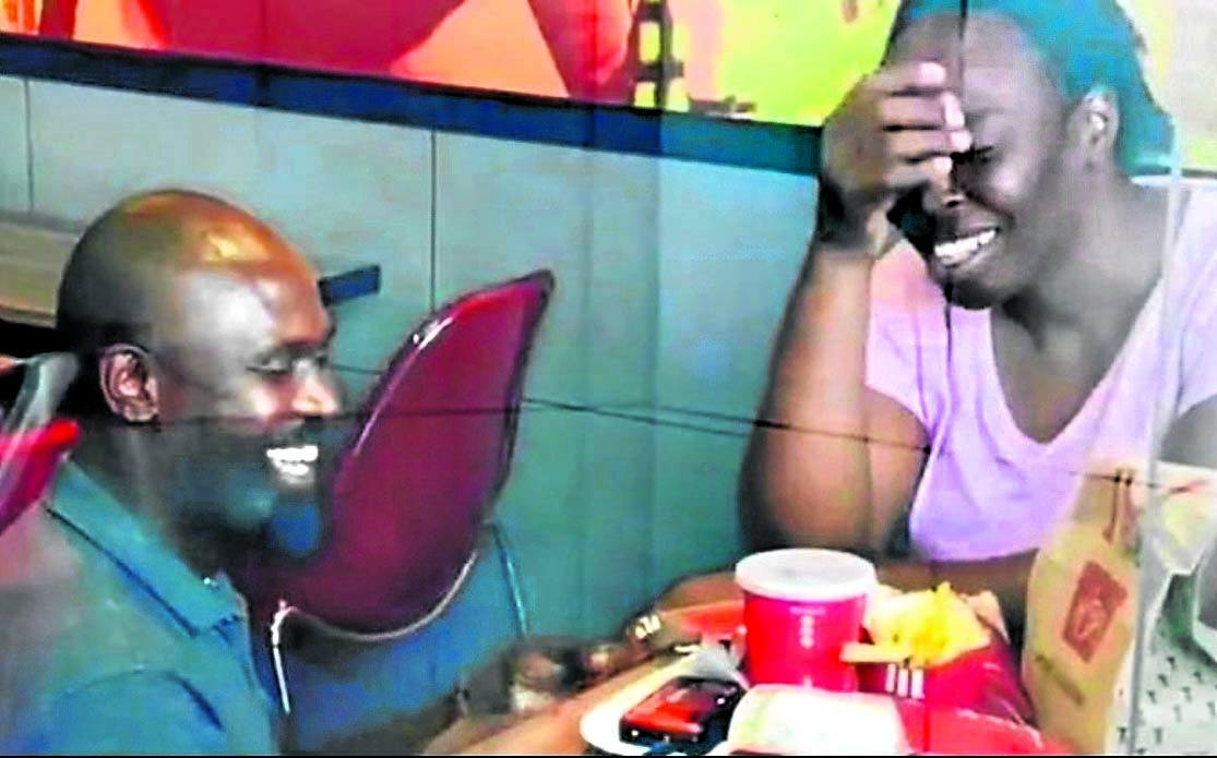 Héctor, de rodillas en el KFC, le pide la mano a Nonhlanhla.