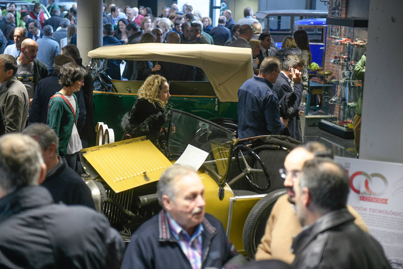 El público visita la muestra durante la inauguración del foro.
