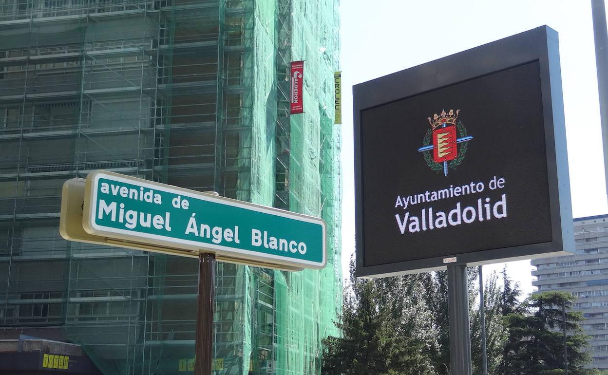 Una de las pantallas en la calle Miguel Ángel Blanco. 