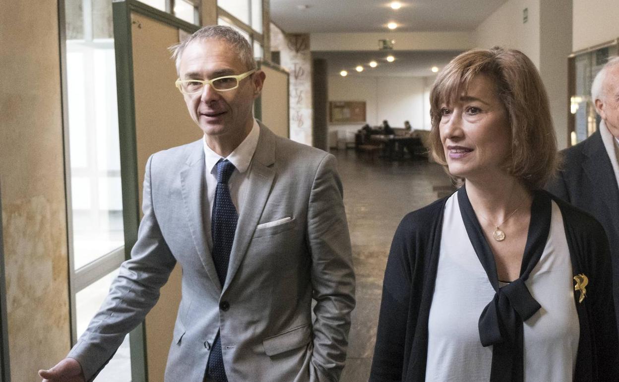Ricardo Rivero acompaña a Yolanda Valdeolivas. 