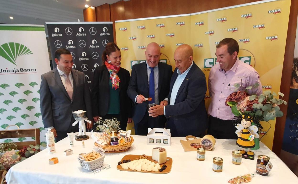 El consejero de Agricultura, José Julio Carnero, en el centro, ayer en Salamanca.