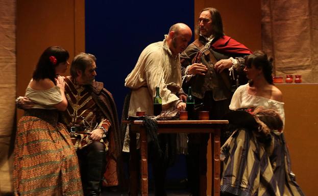 Amigos del Teatro representando 'Don Juan Tenorio' en el Teatro Zorrilla. 