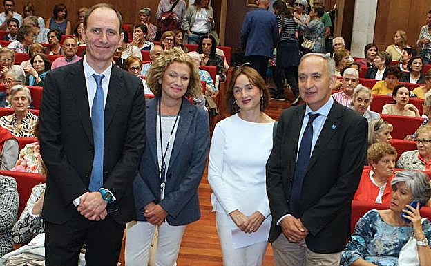 Ignacio Rosell, con la ya ex directora de la Millán Santos, Susana Gil-Albarellos, la vicerrectora, Carmen Vaquero y Antonio Largo, rector de la UVA, en la inauguración del curso de la Universidad Permanente.