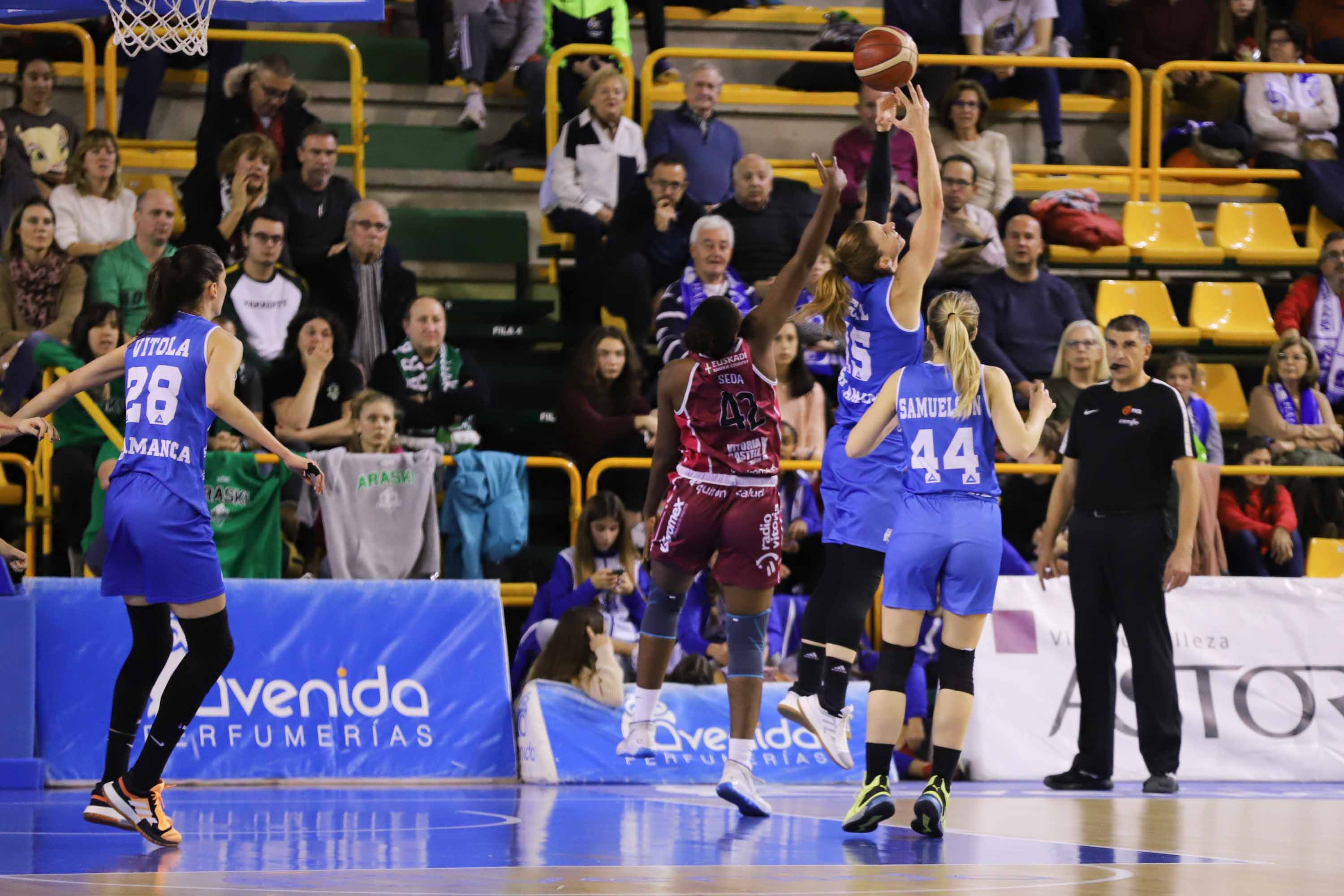 El equipo charro supera a Araski sin problemas tras las dos últimas derrotas ligueras en un duelo con varias jugadoras lesionadas en ambos equipos.